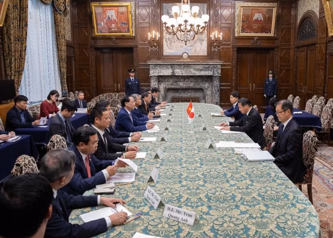 El vicetitular de la Asamblea Nacional de Vietnam Tran Quang Phuong se reúne en Tokio con el vicepresidente de la Cámara de Consejeros, Fukuyama Tetsuro. (Foto: VNA)