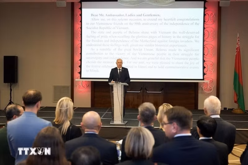 El viceprimer ministro bielorruso, Anatoly Aleksandrovich Sivak, habla en el acto conmemorativo (Foto: Embajada de Vietnam en Bielorrusia)
