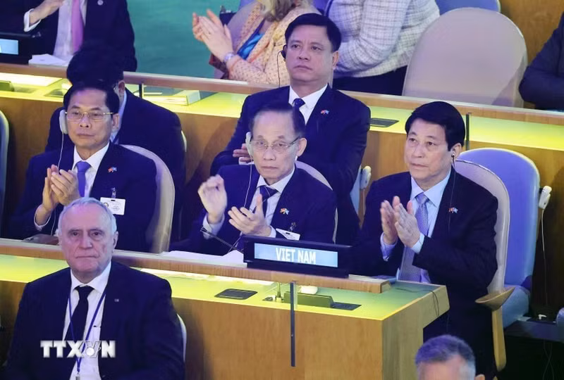 El presidente Luong Cuong y miembros de la delegación vietnamita asisten a la reunión de alto nivel por el 80.º aniversario de la fundación de las Naciones Unidas. (Foto: VNA)