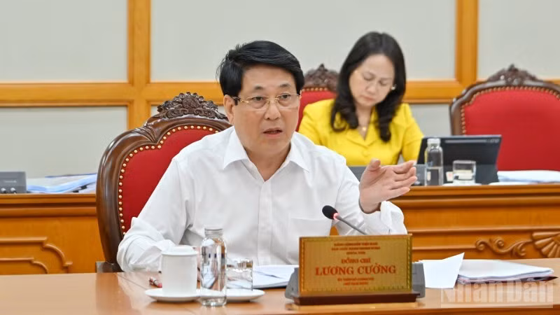 El miembro del Buró Político y presidente de Vietnam, Luong Cuong, dirige la reunión (Foto: Nhan Dan)
