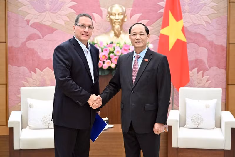 El vicepresidente de la Asamblea Nacional de Vietnam, Tran Quang Phuong, recibe al vicepresidente de Economía Productiva del Partido Socialista Unido de Venezuela, Jesús Faría. (Foto: VNA)