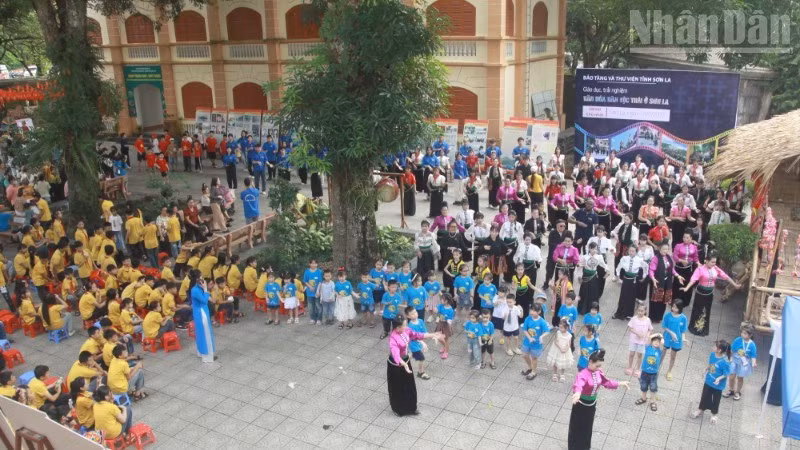 Los artesanos interpretan la danza solidaria y el baila Xoe con la participación de clubes de la etnia de Thai, turistas, residentes locales y estudiantes.
