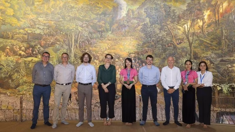 La delegación francesa recorre el espacio 3D en el Museo de la Victoria de Dien Bien Phu. (Foto: Embajada de Francia en Hanói)
