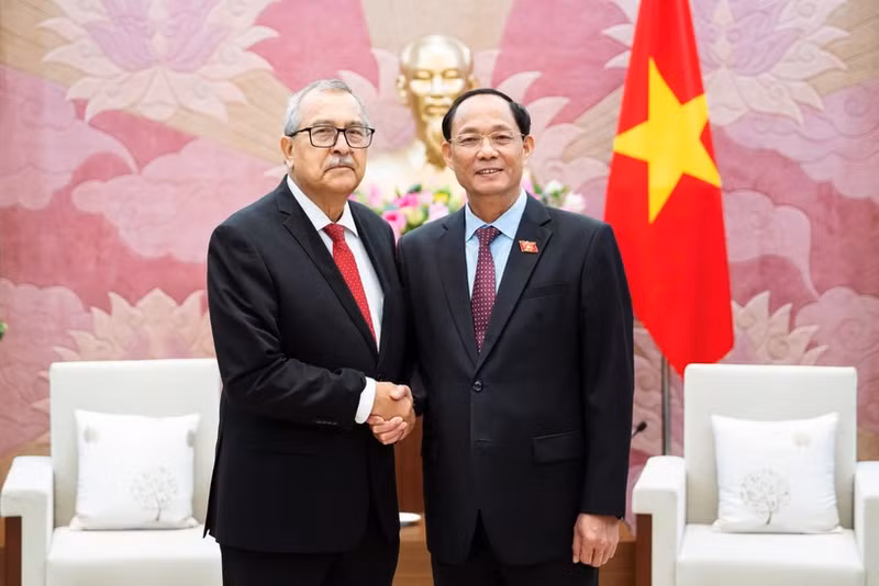 Tran Quang Phuong (derecha), vicepresidente de la Asamblea Nacional de Vietnam, recibe a Pedro Vázquez, miembro del Buró Político del PT y presidente de la Comisión de Relaciones Exteriores de la Cámara de Diputados de Méxito (Foto: daibieunhandan.vn)