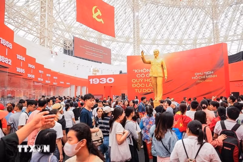 Cientos de miles de personas visitaron el Centro de Exposiciones de Vietnam, en Hanói. (Foto: VNA)