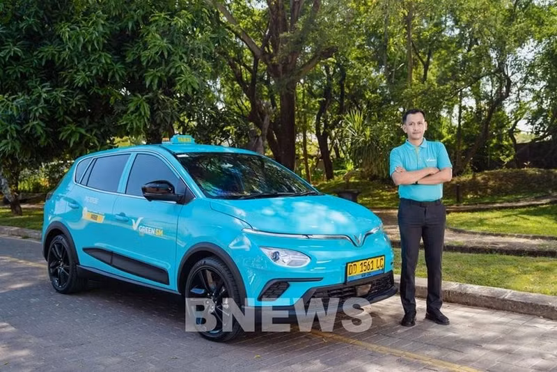 Green SM, el servicio de taxi eléctrico pionero de la compañía vietnamita GSM, se lanzó oficialmente en la ciudad indonesia de Bekasi. (Foto: VNA)