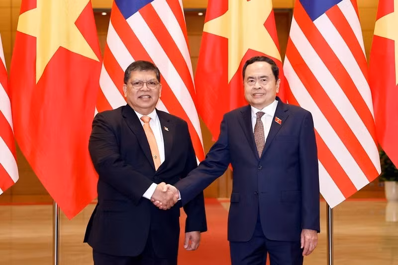 El presidente de la Asamblea Nacional de Vietnam, Tran Thanh Man, recibe al titular de la Cámara de Representantes de Malasia, Tan Sri Dato' Johari Bin Abdul (octubre de 2024). (Foto: VNA)