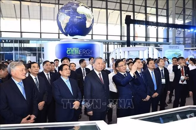 El secretario general del Partido Comunista de Vietnam, To Lam, el primer ministro Pham Minh Chinh y delegados visitan la exposición de logros científicos y tecnológicos del Grupo Nacional de la Industria Energética de Vietnam. (Foto: VNA)