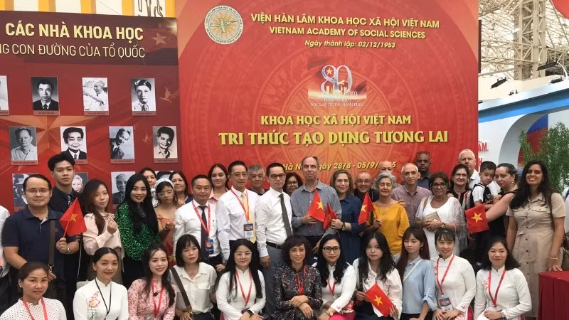 El embajador cubano en Hanói, Rogelio Polanco Fuentes, visita el stand de la Academia de Ciencias Sociales de Vietnam en la Exposición de Logros Nacionales. (Foto: Khac Kien)