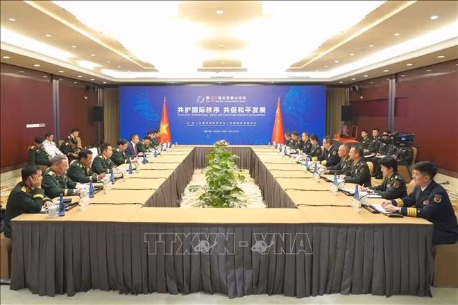En el encuentro entre el general Phan Van Giang, ministro de Defensa de Vietnam y su par chino, el coronel general Dong Jun (Foto: VNA)