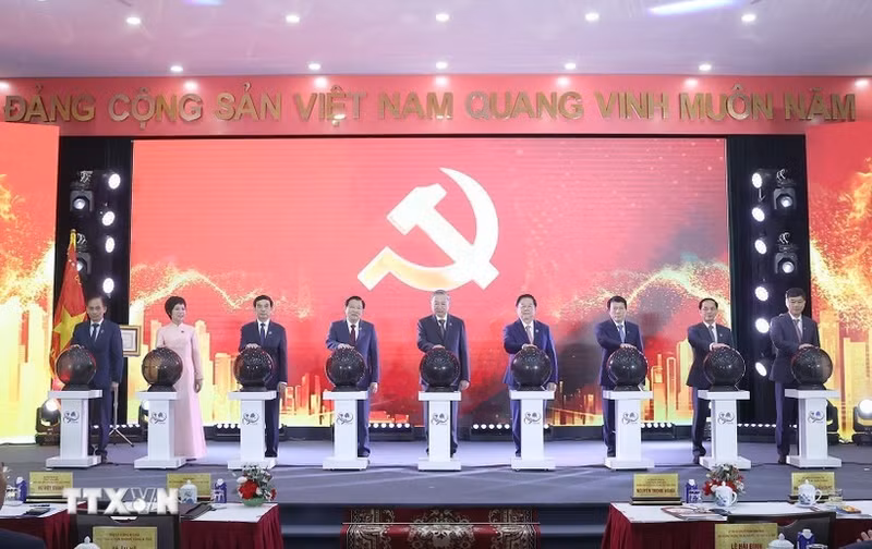 El secretario general del Partido Comunista de Vietnam, To Lam, y los delegados ofician la ceremonia de lanzamiento de la página informativa del XIV Congreso Nacional del Partido de la Agencia vietnamita de Noticias (Foto:VNA)
