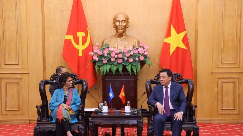 Nguyen Xuan Thang, director de la Academia Nacional de Política Ho Chi Minh, y Kanni Wignaraja, secretaria general adjunta de la ONU y directora regional para Asia-Pacífico del PNUD 