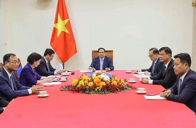 El primer ministro de Vietnam, Pham Minh Chinh, mantiene una conversación telefónica con el canciller alemán, Friedrich Merz. (Foto: VNA)