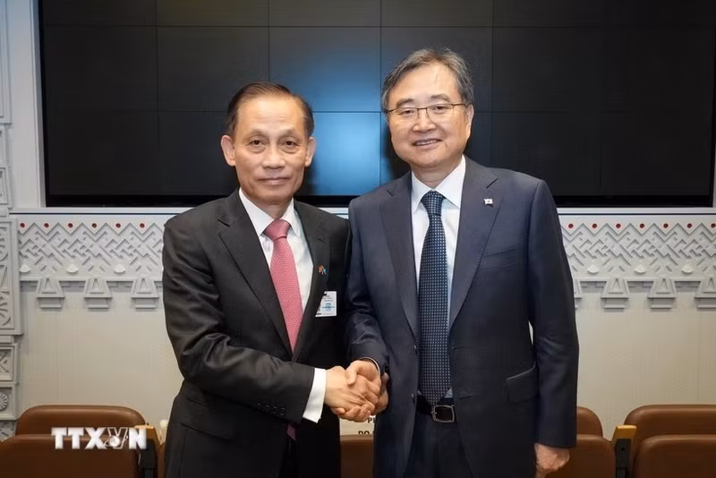 El ministro interino de Relaciones Exteriores de Vietnam, Le Hoai Trung, y el ministro de Relaciones Exteriores de Corea del Sur, Cho Hyun (Foto: VNA)