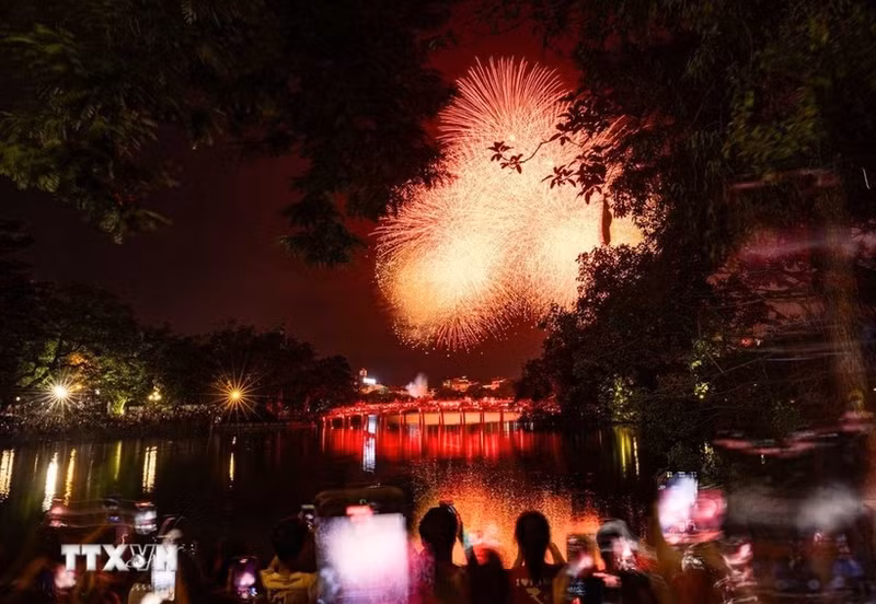 Fuegos artificiales iluminan el cielo de Hanoi en conmemoración del Día Nacional