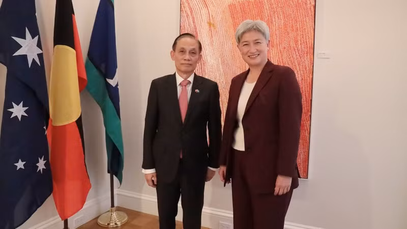 El ministro interino de Relaciones Exteriores de Vietnam, Le Hoai Trung, y la ministra de Relaciones Exteriores de Australia, Penny Wong. (Foto: VNA)