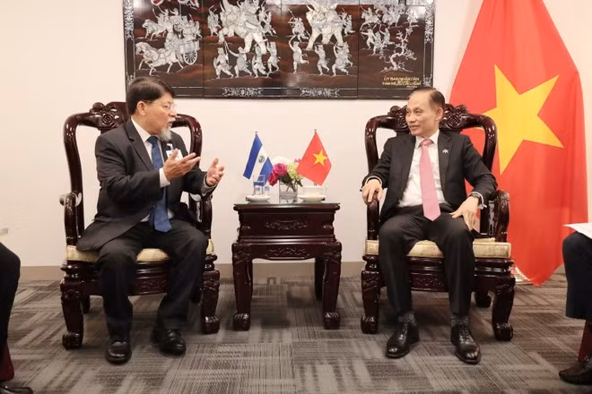 El ministro interino de Relaciones Exteriores de Vietnam, Le Hoai Trung, y el ministro asesor de la presidencia para políticas y asunto internacionales de Nicaragua, Denis Moncada Colindres. (Foto: VNA)
