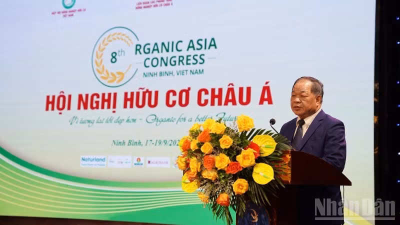 El presidente de la Asociación de Agricultura Orgánica de Vietnam, Ha Phuc Mich, pronuncia el discurso inaugural.