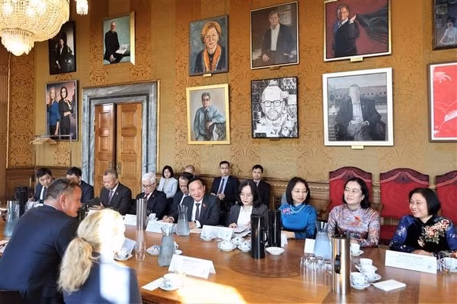 Sesión de trabajo entre la delegación vietnamita y el alcalde de Copenhague, Lars Weiss (Foto: VNA)