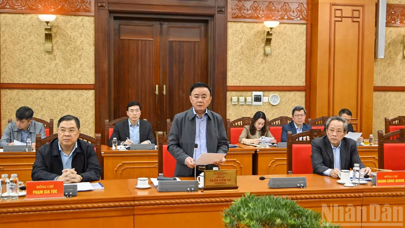 El miembro del Buró Político, miembro permanente del Secretariado del Comité Central del Partido y jefe del Subcomité de Organización del XIV Congreso del Partido, Tran Cam Tu, interviene en la reunión. (Foto: Nhan Dan)