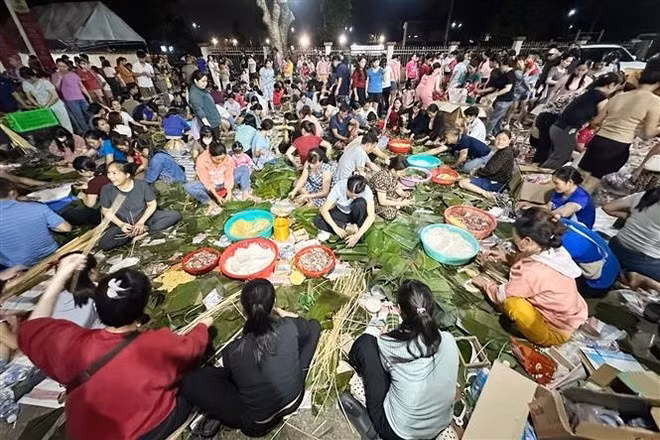 Cientos de residentes empaquetan pasteles durante la noche en la provincia de Dong Nai para enviarlos a las personas afectadas por las inundaciones. (Foto: VNA)