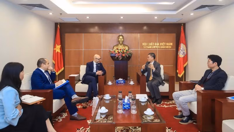 La directiva de la Asociación de Abogados de Vietnam se reúne con el secretario general de la Corte Permanente de Arbitraje. (Foto: Asociación de Abogados de Vietnam)
