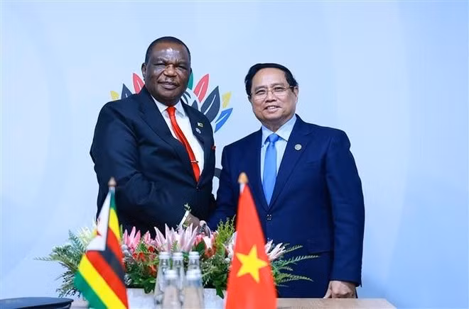Durante la reunión entre el primer ministro de Vietnam, Pham Minh Chinh, y el vicepresidente de Zimbabue, Constantino Chiwenga. (Foto: VNA)