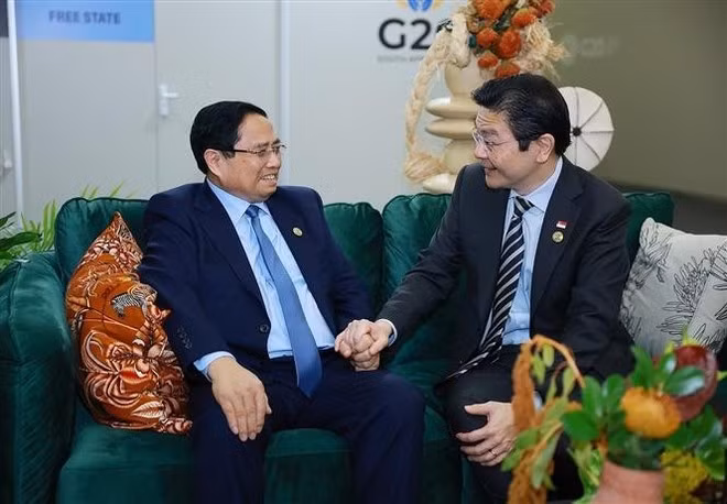 El primer ministro de Vietnam, Pham Minh Chinh, y el primer ministro de Singapur, Lawrence Wong. (Foto: VNA)