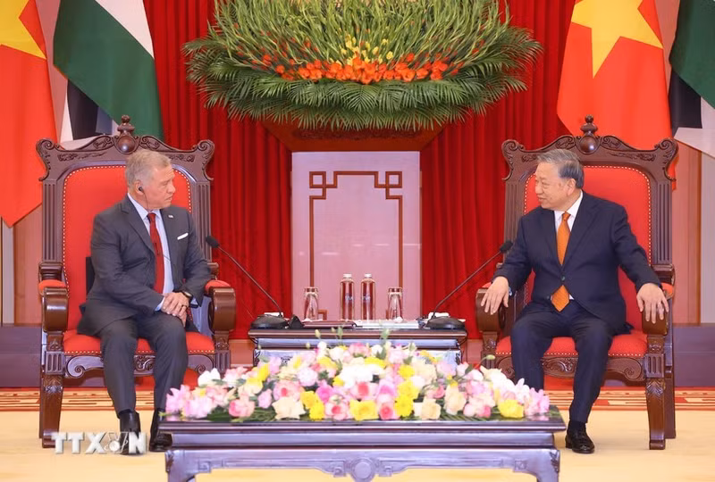 El secretario general del Partido Comunista de Vietnam, To Lam, (derecha) recibe al Rey Abdalá II bin Al Hussein de Jordania. (Foto: VNA)