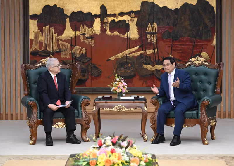El premier vietnamita, Pham Minh Chinh (D) y el presidente de la filial de la Asociación de Amistad Japón-Vietnam en Kansai, Nishimura Teiichi (Foto: Nhan Dan)