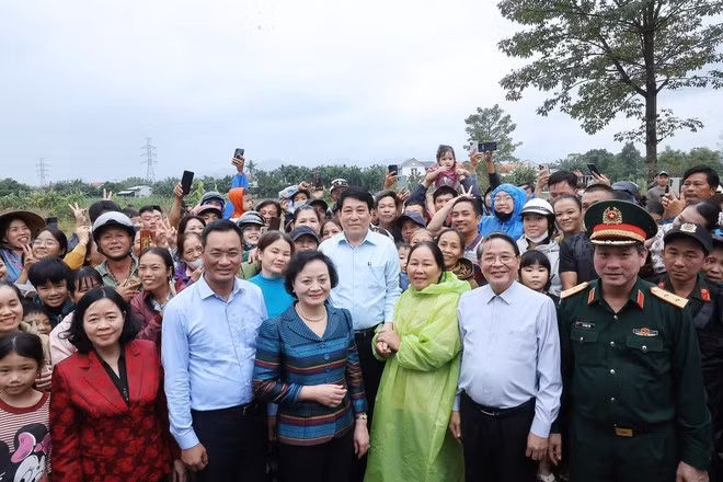El presidente Luong Cuong con los habitantes de las zonas inundadas de la comuna de Go Noi. (Foto: VNA)