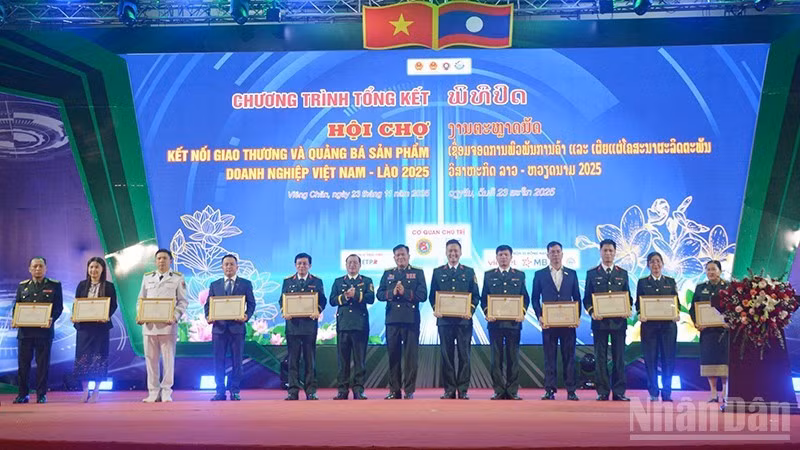 El ministro de Defensa de Vietnam entrega certificados de mérito a individuos y colectivos destacados en la organización y participación en la Feria. (Foto: Trinh Dung)
