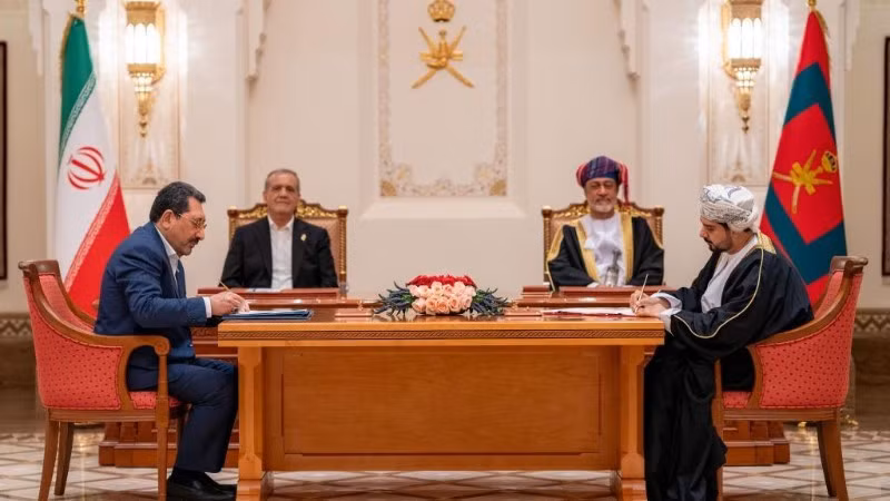 El sultán de Omán, Haitham bin Tariq Al Said (derecha, al fondo), y el presidente iraní, Masoud Pezeshkian (izquierda, al fondo), en la ceremonia de firma en Mascate, Omán, el 27 de mayo de 2025. (Fuente: Xinhua)