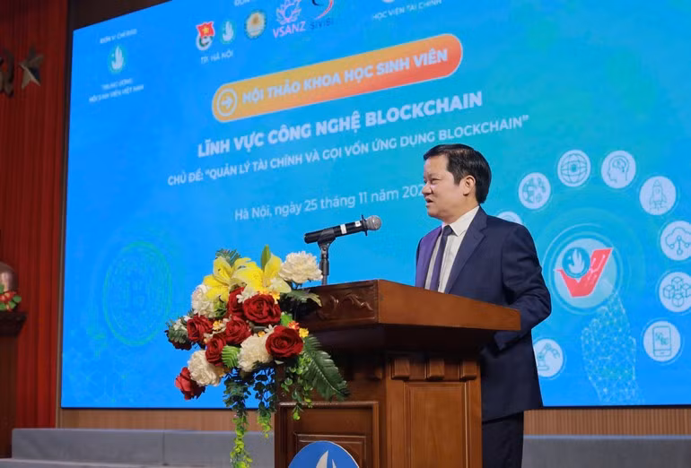 Nguyen Manh Thieu, subdirector de la Academia de Finanzas, interviene en la cita.