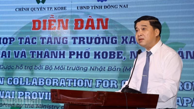 El vicepresidente del Comité Popular de la provincia de Dong Nai, Ho Van Ha, interviene en el foro.