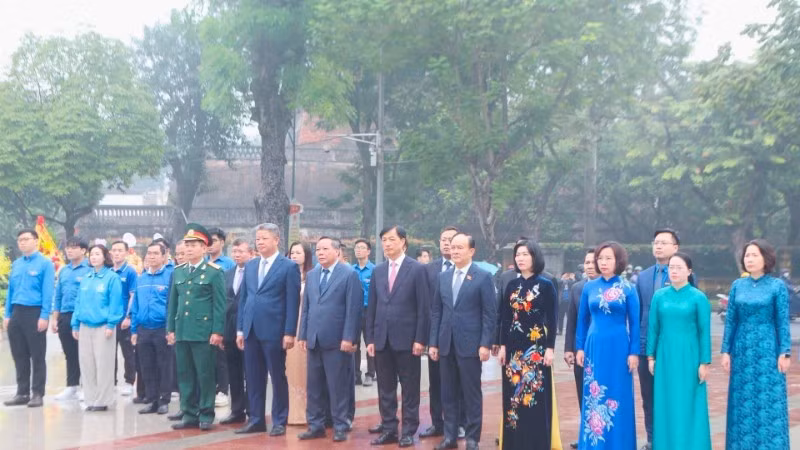 Los líderes de Hanói colocan flores ante el monumento a V. I. Lenin en el barrio de Ba Dinh, Hanói.