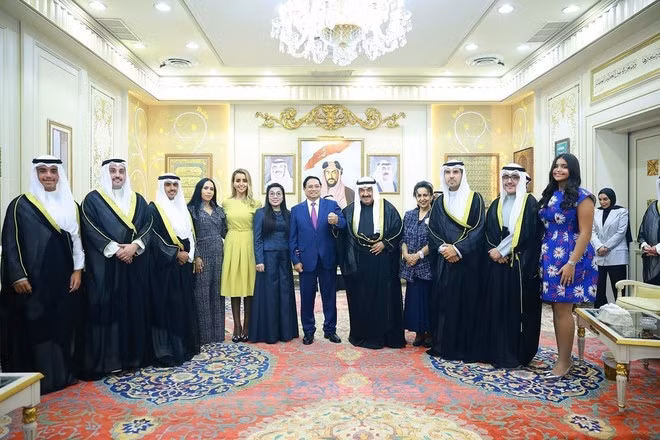 El primer ministro Pham Minh Chinh y su esposa se reúnen con el ex primer ministro kuwaití Sheikh Nasser Al-Mohammed Al-Jaber Al-Sabah. (Foto: VNA)
