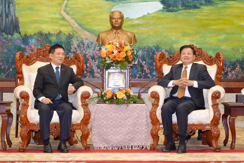 El viceprimer ministro de Vietnam, Ho Duc Phoc, y el secretario general del Partido Popular Revolucionario y presidente de Laos, Thongloun Sisoulith. (Foto: VNA)