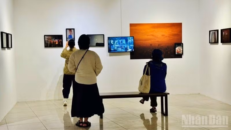 Los visitantes disfrutan de una experiencia auditiva al ver películas sobre el proceso creativo y la vida cotidiana en la ciudad. (Foto: HNV)