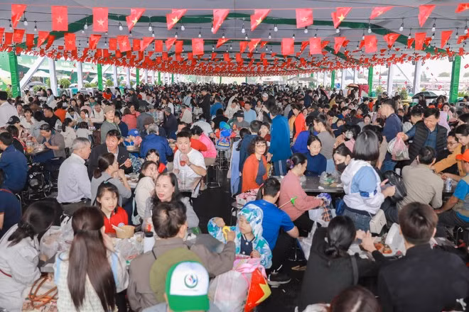 En la Feria de Otoño de 2025, una zona ofrece más de 150 especialidades vietnamitas. (Foto: VNA)