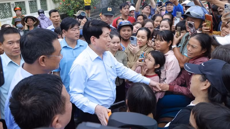 El presidente Luong Cuong visita y anima a los habitantes de las zonas inundadas de Da Nang. (Foto: Nhan Dan)
