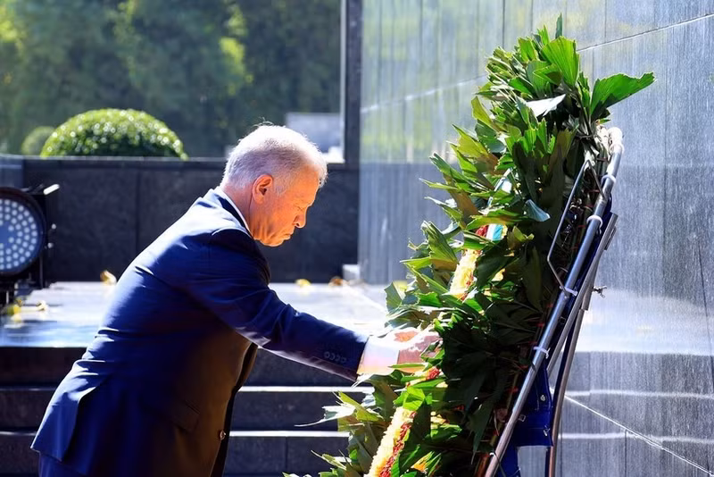 El Rey de Jordania, Abdalá II Ibn Al Hussein, coloca una ofrenda floral en homenaje al Presidente Ho Chi Minh en su Mausoleo (Foto: VNA)