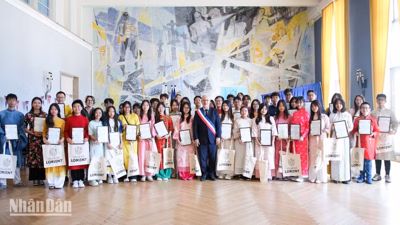 Fabrice Loher, alcalde de la ciudad de Lorient, felicita a los miembros del proyecto Toucher Arts por la exitosa organización del Festival de Vietnam en Lorient.