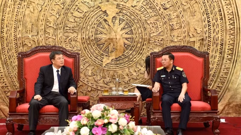 El subdirector de Aduanas de Vietnam, Tran Duc Hung (derecha), recibe al director del Departamento de Gestión Empresarial e Inspección Posterior al Despacho de la Aduana de China, Lin Jiandian. (Foto: Aduana de Vietnam)