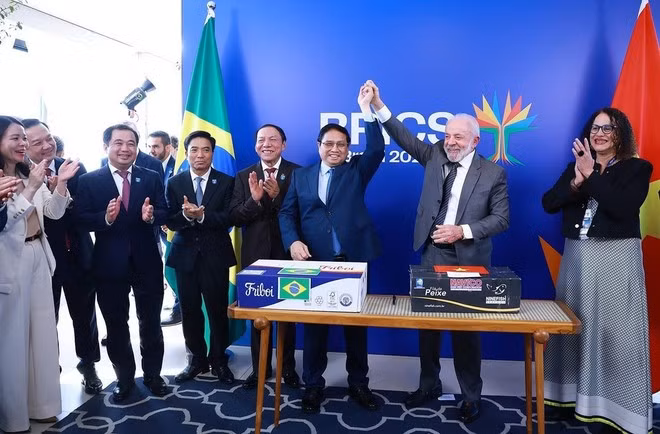 Los dos líderes presencian la ceremonia para anunciar el primer envío de exportación de pangasius y tilapia vietnamitas a Brasil y el primer envío de exportación de carne brasileña a Vietnam. (Foto: VNA)