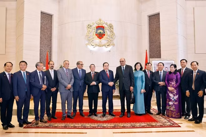El presidente de la Asamblea Nacional de Vietnam, Tran Thanh Man, y el presidente del Senado marroquí, Mohamed Ould Errachid, con delegados. (Foto: VNA)