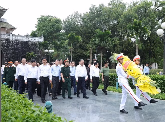El secretario general del Partido Comunista de Vietnam, To Lam, y los delegados rinden homenaje a los mártires en el Cementerio Nacional de los Mártires A1 (Foto: VNA)