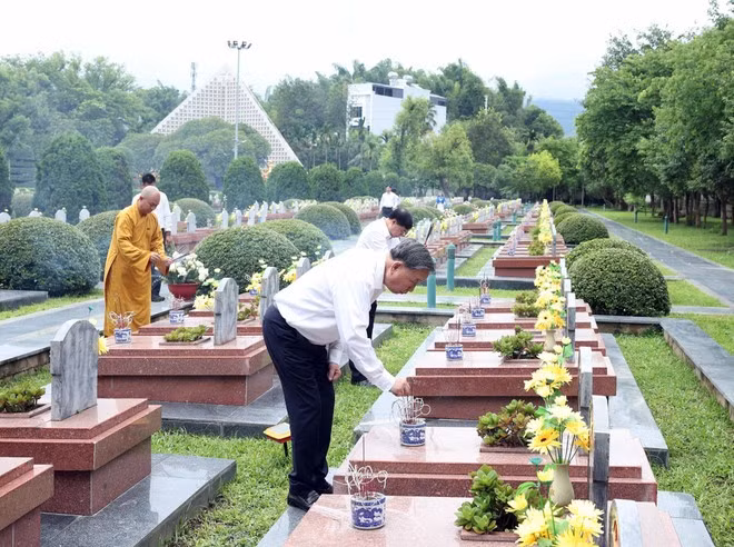 El secretario general del Partido Comunista de Vietnam, To Lam, coloca inciensos en homenaje a los mártires (Foto: VNA)