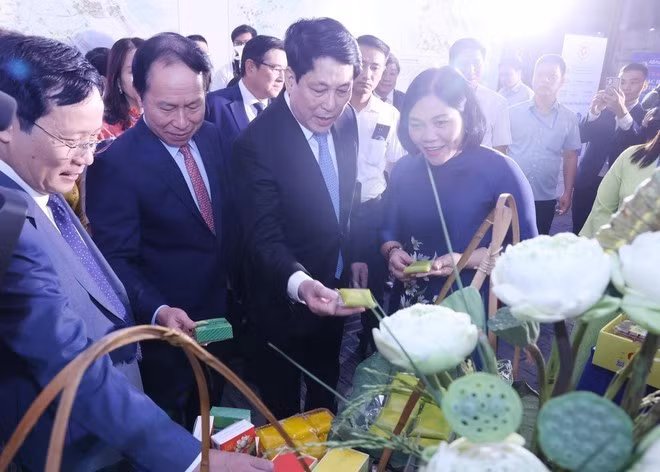 El presidente de Vietnam, Luong Cuong, y otros delegados visitan un puesto que presenta las especialidades de Hai Phong. (Foto: VNA)