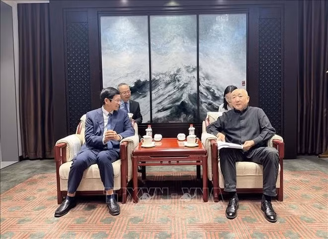 Ho An Phong, viceministro de Cultura, Deportes y Turismo de Vietnam, se reúne con Gao Zheng, viceministro de Cultura y Turismo de China (Foto: VNA)
